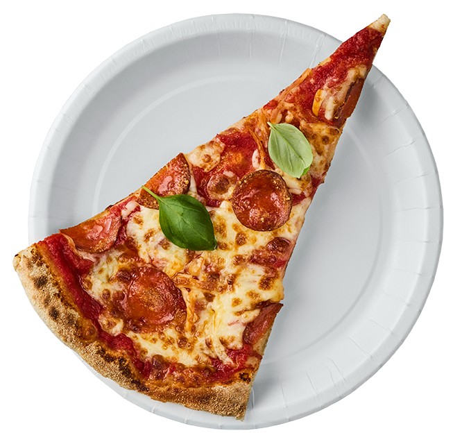 Färdiggräddad pizzaslice på vit tallrik