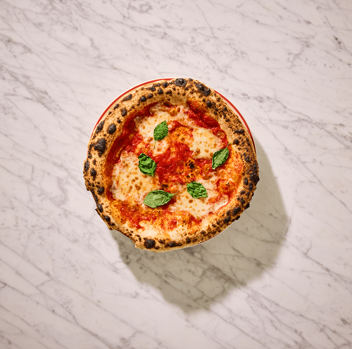 Gräddad Margherita pizza på en marmorskiva